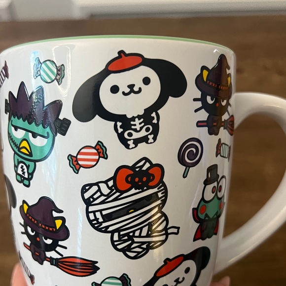 Hello Kitty and friends in a spooky Halloween mug - Picture 4 of 5